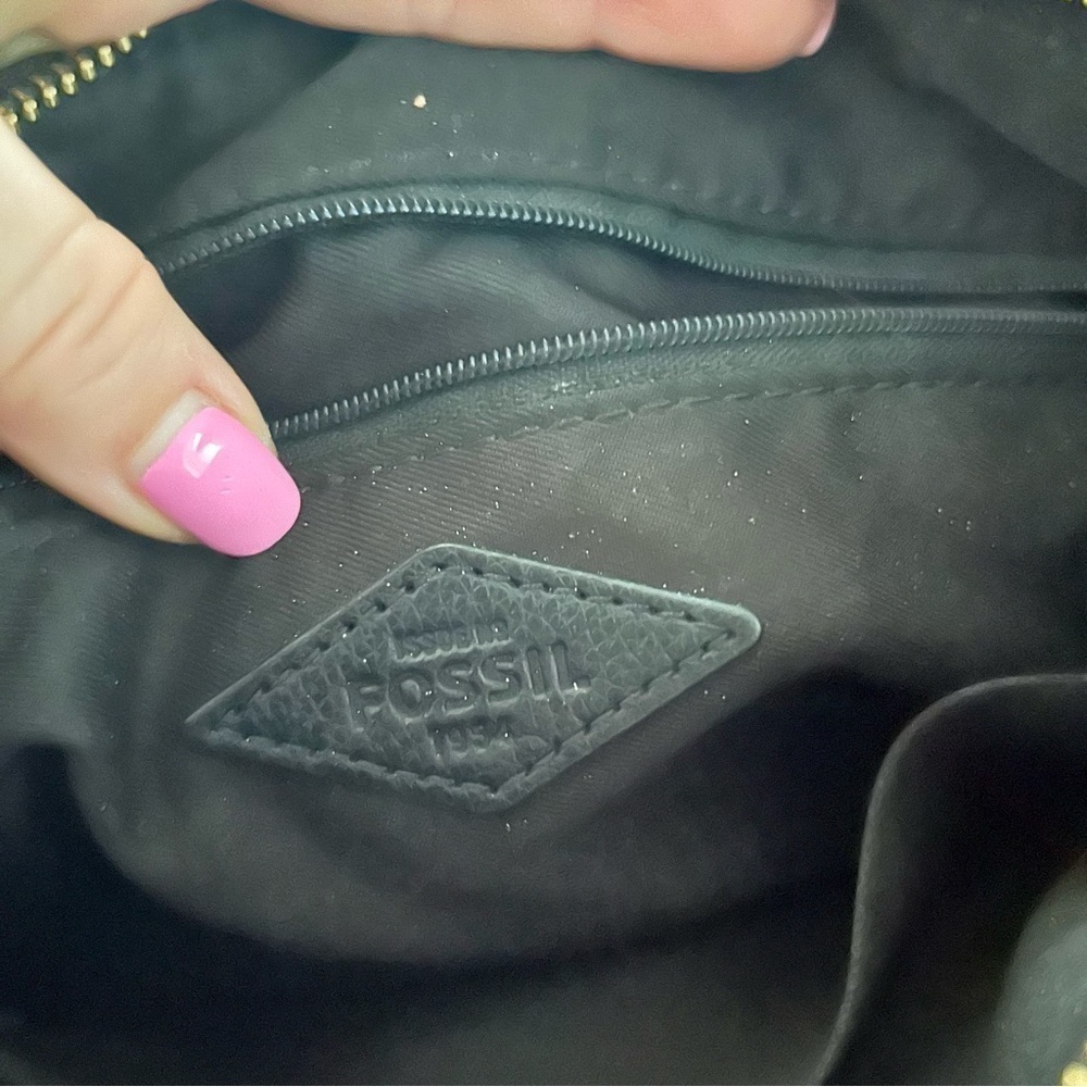 FOSSIL Black Leather Crossbody Purse with Gold Key Charm - Medium Size - Picture 4 of 5